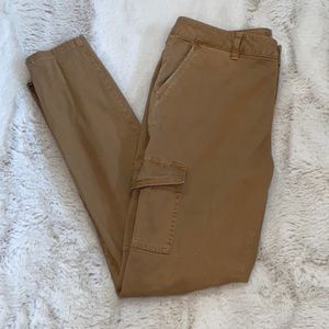 Vineyard Vines cargo slim fit pants.